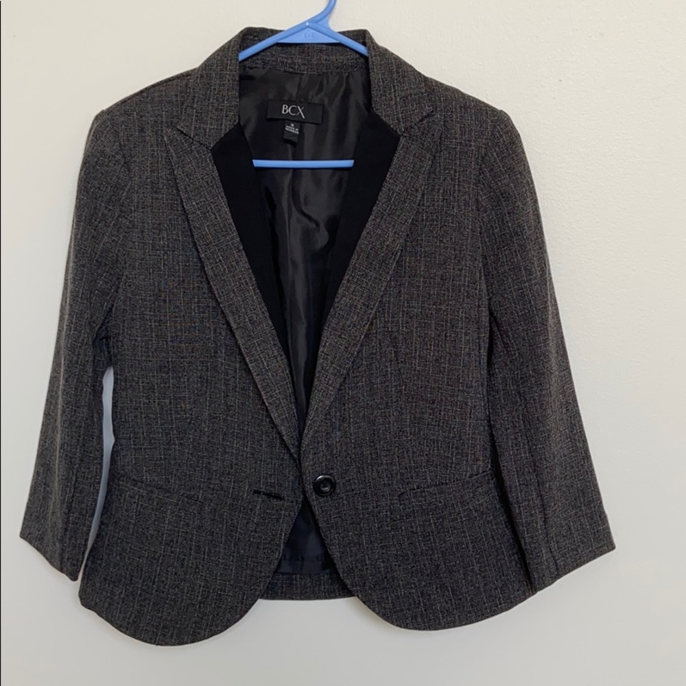 Shoulder padded short blazer